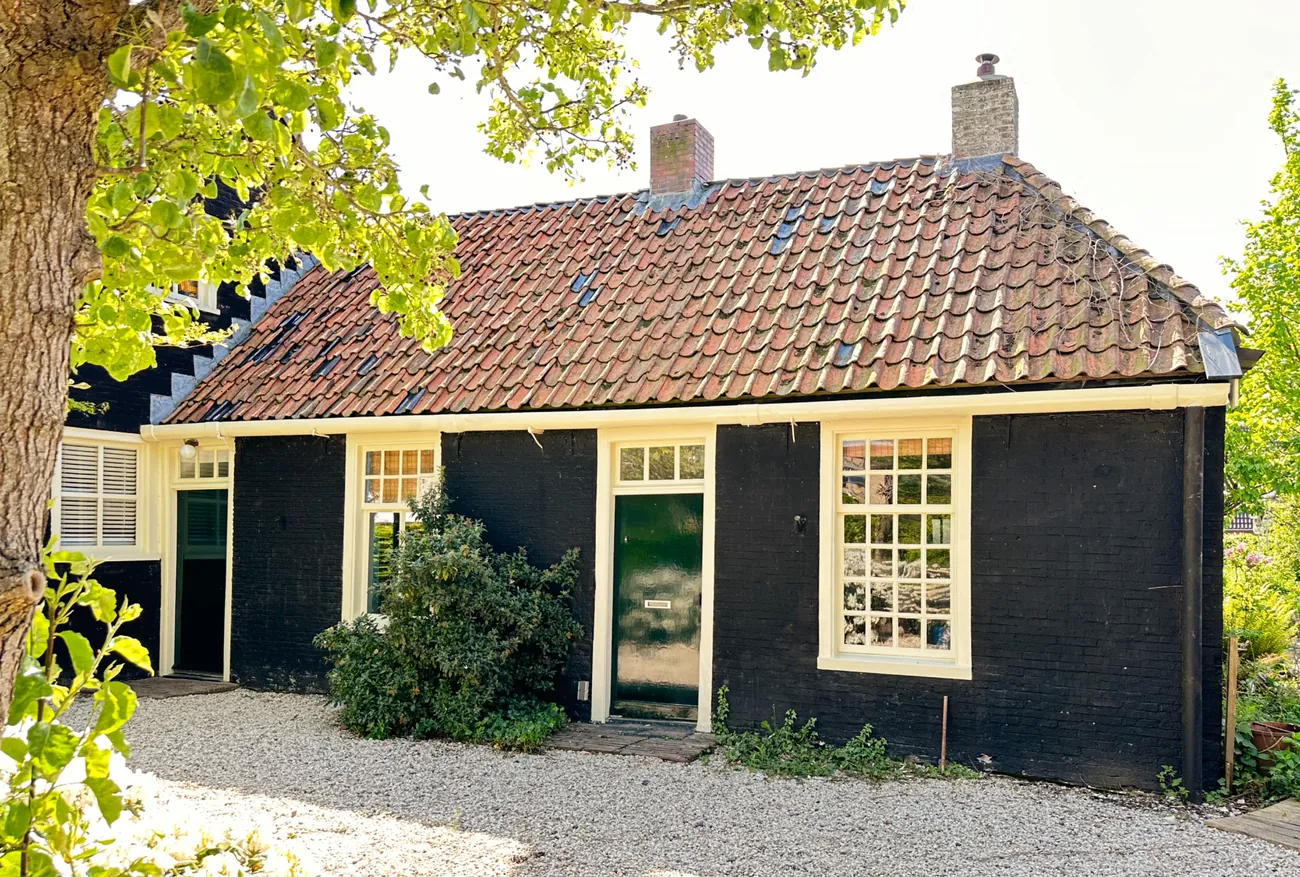 De Swarte Swaen en Het Swarte Schoap naast elkaar op het erf.