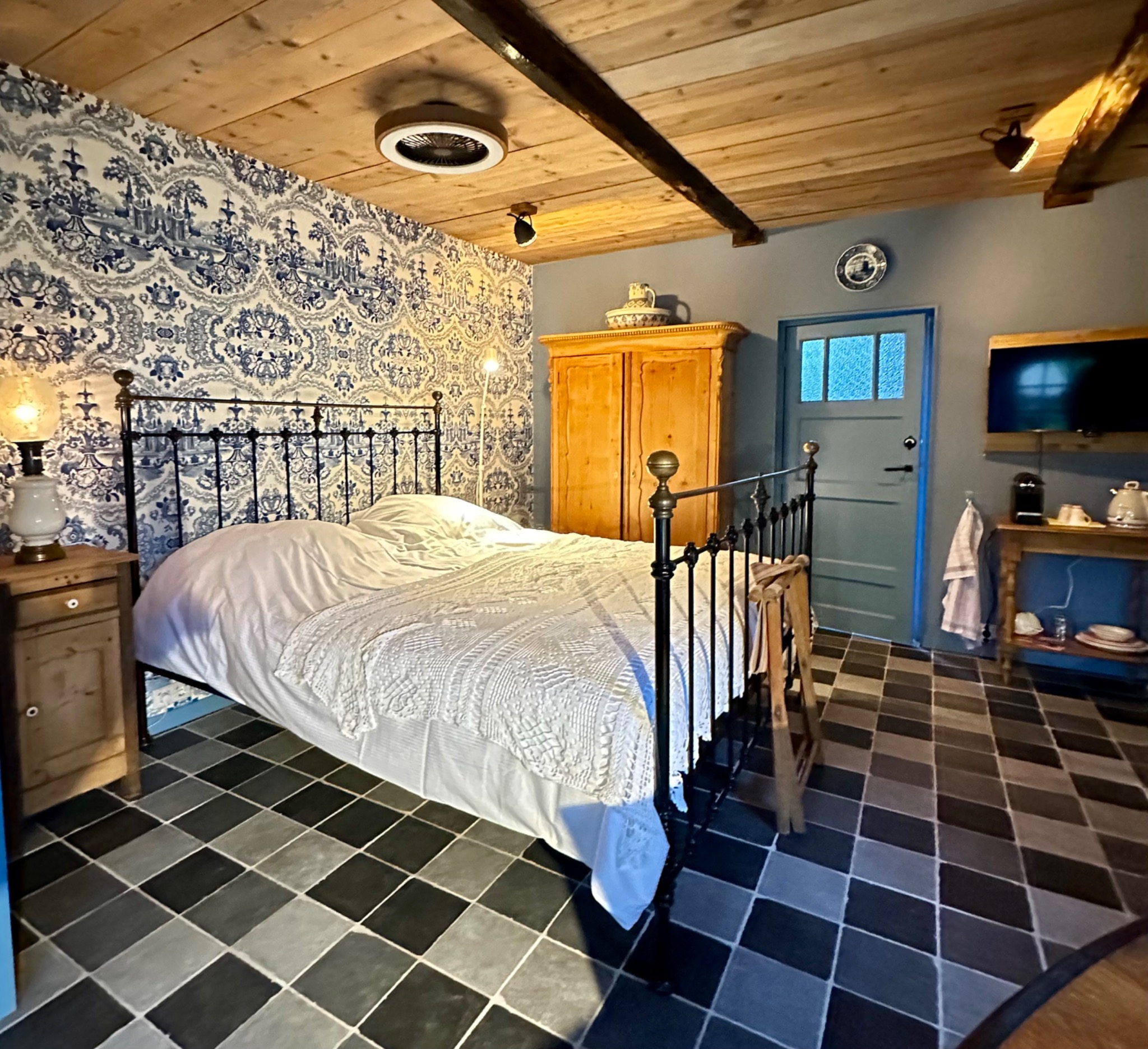 Het bed, de houten kast en de koffiehoek in Het Swarte Schoap.