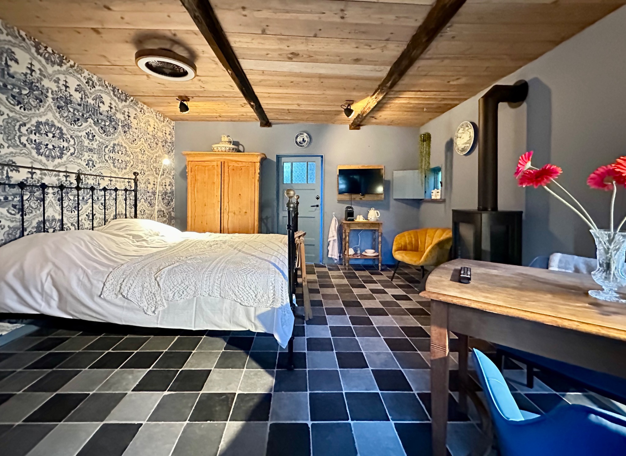 Overzicht van Het Swarte Schoap met bed, koffiehoek en zithoek.