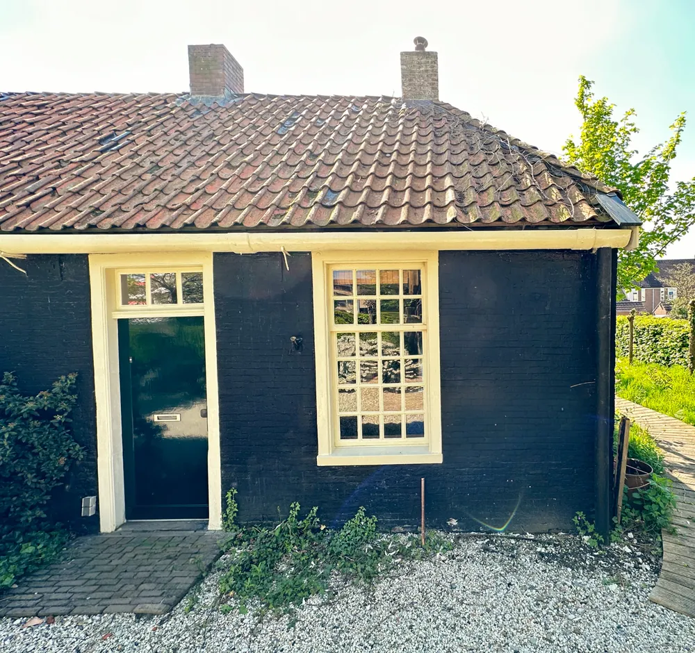 De zwarte gevel en groene voordeur van Het Swarte Schoap, het huisje op de hoek.